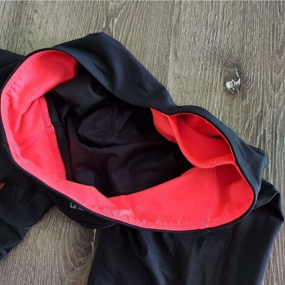 Under Armour Women's Black Compression HEATGEAR Cropped Leggings Size Medium - Picture 4 of 6